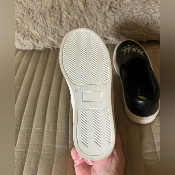 Kurt Geiger Kids Black Slip-On Shoes with Eye Design - Picture 4 of 7